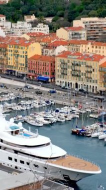 Lüks yatlı Old Port of Nice manzarası, Fransa, Villefranche-sur-Mer, Nice, Cote dAzur, Fransız Riviera 'sı. Dikey kamera kaydırması