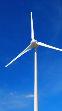 Yeşil yenilenebilir alternatif enerji kavramı - rüzgar jeneratörü türbini gökyüzünde elektrik üretiyor