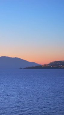 Yunanistan 'ın Mykonos adasında gün batımı, limanda yatları ve akşamları aydınlanan Venedik' in romantik noktasının renkli rıhtım evleriyle. Mykonos kasabası, Yunanistan. Kamera tavası