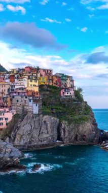 Manarola Köyü 'nün popüler turizm beldesi Cinque Terre Ulusal Parkı' ndaki bir UNESCO Dünya Mirasları Alanı, Manarola, Liguria, İtalya gün batımında. Kamera tavasıyla