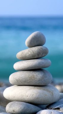 Zen meditasyon arka planı - Dengeli taşlar deniz sahiline yakın Cairn yığını