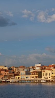 Eski Chania limanı, sabahları Girit Adası 'nın tarihi ve turistik noktalarından biridir. Hanya, Girit, Yunanistan. Yatay kamera tavası