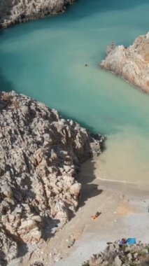 Yunanistan 'ın Girit kentindeki Chania bölgesindeki Seitan Limania Agiou Stefanou plajı. Dikey kamera eğimi
