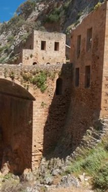 Yunanistan 'ın Girit adasındaki Chania bölgesinde, Akrotiri yarımadasındaki Avlaki vadisindeki terk edilmiş Katholiko manastırı kalıntıları. Yatay kamera tavası