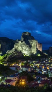 Yunanistan 'ın ünlü turizm beldesi Meteora' daki Kalambaka köyünün zaman çizelgesi. Etkin büyüt