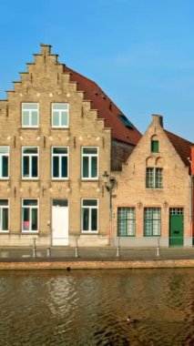 Belçika 'nın ünlü turist kasabası Bruges Brugge' deki eski evler ve kanallar gün batımında