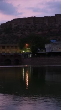 Gece Jodhpur: çeşmeli göl manzarası ve Mehrangarh Kalesi. Rajasthan, Hindistan. Yatay kamera görüntüleme