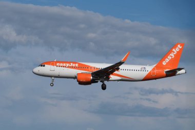 Lizbon, Portekiz - 2 Eylül 2023: Easy Jet Airbus A320-214 yolcu uçağı Lizbon 'daki Humberto Delgado Havaalanı' na iniş yaptı.