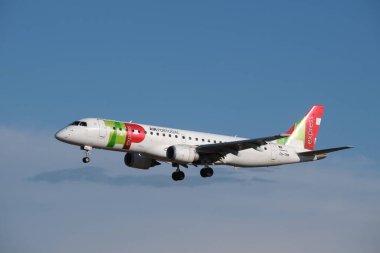 Lizbon, Portekiz - 02 Eylül 2023: TAP Express Embraer E190LR yolcu uçağı Lizbon 'daki Humberto Delgado Havaalanına indi