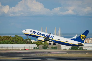 Lizbon, Portekiz - 2 Eylül 2023: Ryanair Boeing 737-8AS yolcu uçağı Lizbon 'daki Humberto Delgado Havalimanı' ndan kalkmıştır.