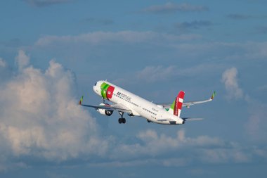 Lizbon, Portekiz - 2 Eylül 2023: TAP Air Portugal Airbus A321-251NX yolcu uçağı Lizbon 'daki Humberto Delgado Havaalanı' nda havalandıktan sonra bulutlarla gökyüzünde