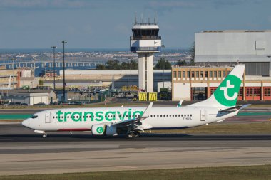 Lizbon, Portekiz - 2 Eylül 2023: Transavia Boeing 737-86N yolcu uçağı taksisi Lizbon 'daki Humberto Delgado Havaalanı' nda