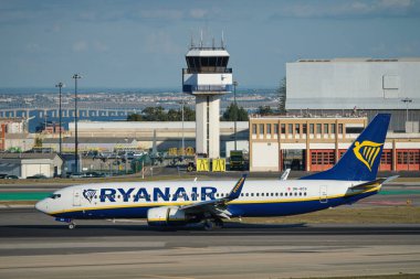 Lizbon, Portekiz - 2 Eylül 2023: Ryanair Boeing 737-8AS yolcu uçağı taksisi Lizbon 'daki Humberto Delgado Havaalanı' nda