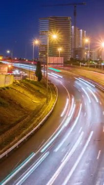 Akşamları Campolide İstasyonu yakınlarındaki trafik ışıklarına uzun süre maruz kalıyoruz. Lizbon, Portekiz. Kamera tavası