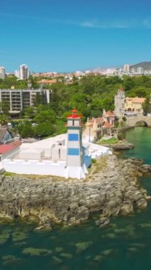 Santa Marta deniz feneri ve Cascais marinasının havadan görünüşü. Portekiz 'in Cascais şehrinde demirli yatları var. Dolly 'yi geri çek.