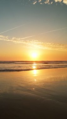 Fonte da Telha sahilinde dalgalanan dalgalarla Atlantik Okyanusu 'nun batışı, Costa da Caparica, Portekiz