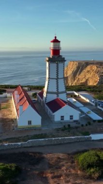 Cabo Espichel Cape Espichel 'in Atlantik Okyanusu üzerindeki deniz fenerinin insansız hava aracı görüntüsü. Yörünge paraşütü atışı