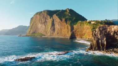 Madeira kayalıkları kıyı şeridi manzarası gündoğumunda, Guindaste bakış açısı, Madeira Adası, Portekiz. Dolly hareketine yaklaş.