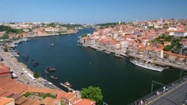 Porto şehri manzarası, Douro nehri ve Dom Luis Köprüsü ünlü turist bakış açısı Miradouro da Serra do Pilar 'dan metro tramvayı ile. Porto, Vila Nova de Gaia, Portekiz
