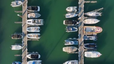 Yatı olan Marina, yukarıdan aşağıya doğru insansız hava aracı. Rıhtıma demirlemiş tekne ve yatlar. Cascais, Portekiz gün batımında. Kaydırma Taşıma Çekimi
