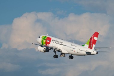 Lizbon, Portekiz - 2 Eylül 2023: TAP Air Portugal Airbus A319-111 yolcu uçağı Lizbon 'daki Humberto Delgado Havaalanı' ndan havalandı.