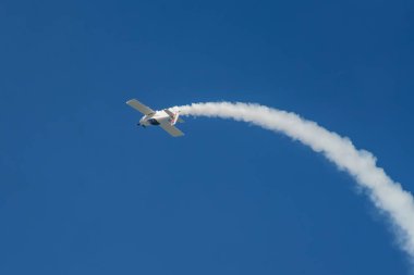 Dublör akrobatik uçak ters uçuşu mavi gökyüzünde dublörlük yapıyor. Hız kavramı, zorluk, kesinlik, risk, meydan okuma