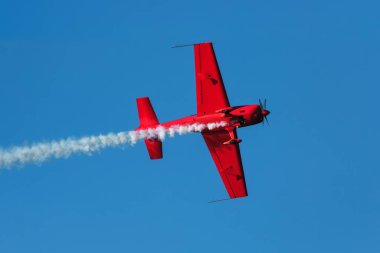 Kırmızı dublör akrobatik uçak mavi gökyüzünde dublörlük yapıyor. Hız kavramı, zorluk, kesinlik, risk
