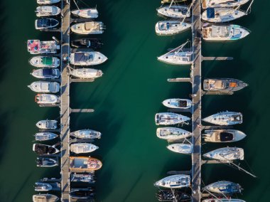 Yatı olan Marina, yukarıdan aşağıya doğru insansız hava aracı. Rıhtıma demirlemiş tekne ve yatlar. Cascais, Portekiz gün batımında