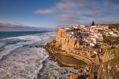 Deniz kenarının manzarası Azenhas Atlantik okyanus kıyısındaki uçurumda Mar balıkçı köyü, gün batımında Portekiz