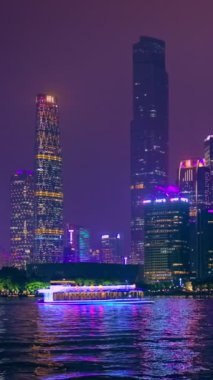 Guangzhou şehri Pearl Nehri üzerinde gökyüzü ve akşamları turist botu aydınlanıyor. Guangzhou, Çin. Kamera tavası