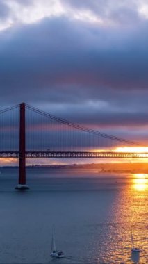 25 de Abril Köprüsü 'nün, Lizbon' un Tagus nehri üzerindeki Setubal Yarımadası 'nda Lisboa ve Almada' yı birbirine bağlayan ünlü turistik beldesi. Lizbon, Portekiz