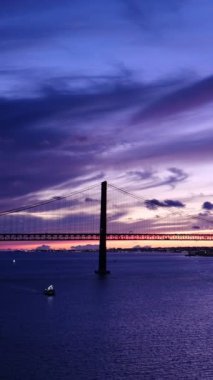 25 de Abril Köprüsü 'nün Lizbon' un Tagus nehri üzerindeki Setubal Yarımadası 'nda Lisboa ve Almada' yı teknelerle birleştiren ünlü turistik manzarası. Lizbon, Portekiz