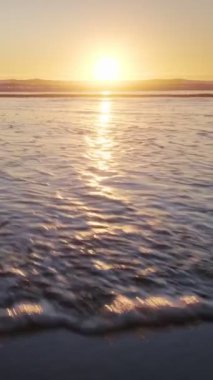 Fonte da Telha sahilinde dalgalanan dalgalarla Atlantik Okyanusu 'nun batışı, Costa da Caparica, Portekiz