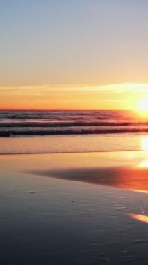Atlantik Okyanusu 'nun batışı dalgalı dalgalarla birlikte Fonte da Telha plajı, Costa da Caparica, Portekiz. Kamera tavası