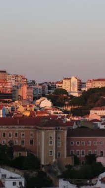 Lizbon 'un Miradouro de Sao Pedro de Alcantara' dan gün batımına bakışı. Lizbon, Portekiz. Kamera tavası