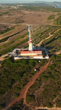 Cabo Espichel Cape Espichel 'in Atlantik Okyanusu üzerindeki deniz fenerinin insansız hava aracı görüntüsü. Yörünge paraşütü atışı