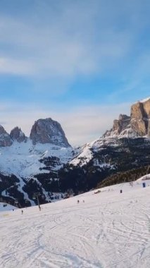 Birinci şahıs bakış açısı FPV birinci şahıs bakış açısı Dolomitlerdeki alp kayak POV 'u. İtalya 'da Dolomitler' de kayak yapan insanlarla kayak merkezi. Kayak alanı Belvedere. Canazei, İtalya