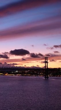 25 de Abril Köprüsü 'nün Lizbon' un Tagus nehri üzerindeki Setubal Yarımadası 'ndaki Lisboa ve Almada' yı teknelerle birleştiren ünlü turistik manzarası. Lizbon, Portekiz. Kamera tavası