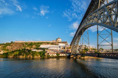 Mosteiro da Serra do Pilar manastırı ile Vila Nova de Gaia şehri ve Douro nehri üzerindeki I. Dom Luis köprüsü manzarası. Porto, Vila Nova de Gaia, Portekiz