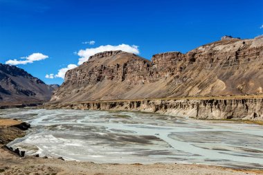 Himalayalar 'da Manali-Leh yolu boyunca nehir olan Himalayalar manzarası. Himachal Pradesh, Hindistan