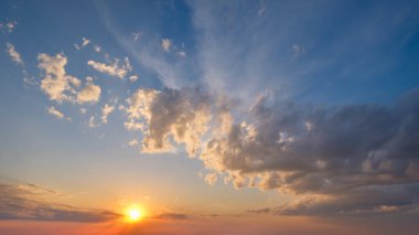 Güzel dramatik günbatımı arkaplanı