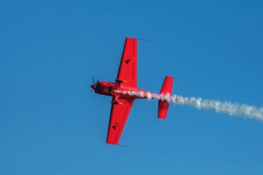 Kırmızı dublör akrobatik uçak mavi gökyüzünde dublörlük yapıyor. Hız kavramı, zorluk, kesinlik, risk