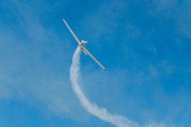 Dublör akrobatik uçak dumanla mavi gökyüzünde gösteri yapıyor. Takım çalışması, işbirliği, koordinasyon, güven, hassasiyet, zorluk, zorluk, hız, sinerji kavramı