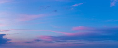 Gün batımından sonra güzel dramatik manzara gökyüzü arkaplanı gün batımından sonra