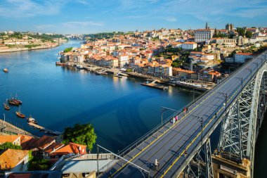 Porto şehri, Douro nehri ve Dom Luis köprüsü ünlü turist bakış açısıyla gün batımında Miradouro da Serra do Pilar. Porto, Vila Nova de Gaia, Portekiz