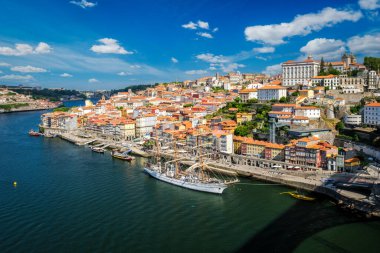 Porto şehri ve Douro nehrinin Dom Luis Köprüsü I. Porto, Portekiz 'den demirli yelkenli gemisiyle hava manzarası.