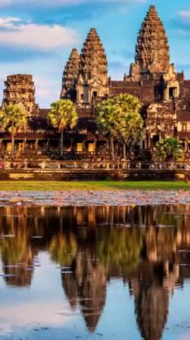 Kamboçya tarihi Angkor Wat 'ın zaman çizelgesi suya yansıyor. Kamera tavası