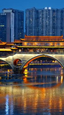 Jin Nehri üzerindeki Anshun köprüsü gece aydınlandı, Sichuan, Çin. Kamera tavası