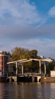 Amsterdam 'da kanal ve ortaçağ evlerinin zaman çizelgesi var. Amsterdam, Hollanda