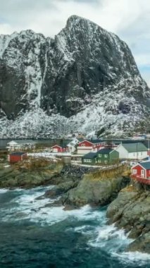 Norveç 'in Lofoten Adaları' ndaki ünlü geleneksel balıkçı köyü Hamnoy 'un zaman çizelgesi. Uzaklaştırma efekti